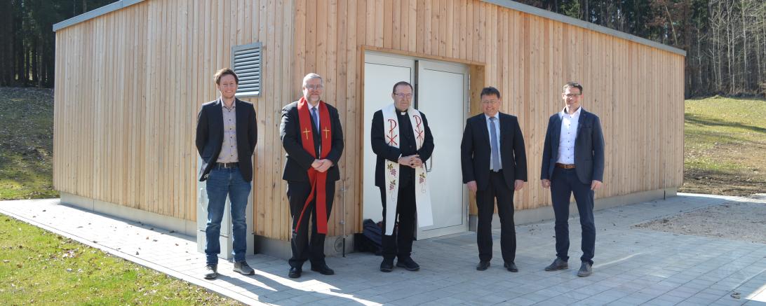 Segnung des neuen Übergabewerks bei Warching. Von links: Maik Steinmeyer, Technischer Leiter der Verbundleitung, Pfarrer Dr. Josef Schierl, Pfarrer Martin Pöschel, Jürgen Frank, stellv. Verbandsvorsitzender der Bayerischen Rieswasserversorgung und Bernd Hauber, Werkleiter. 