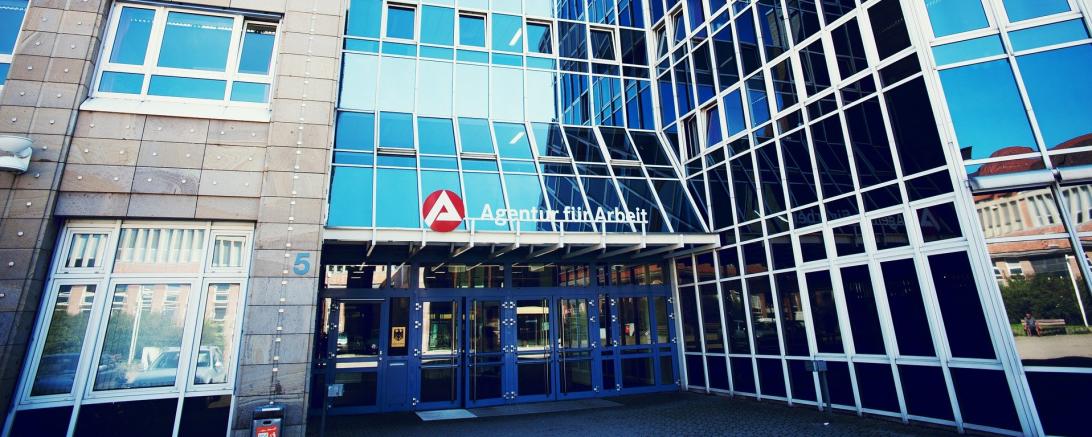 Das Bild zeigt das Gebäude der Agentur für Arbeit.