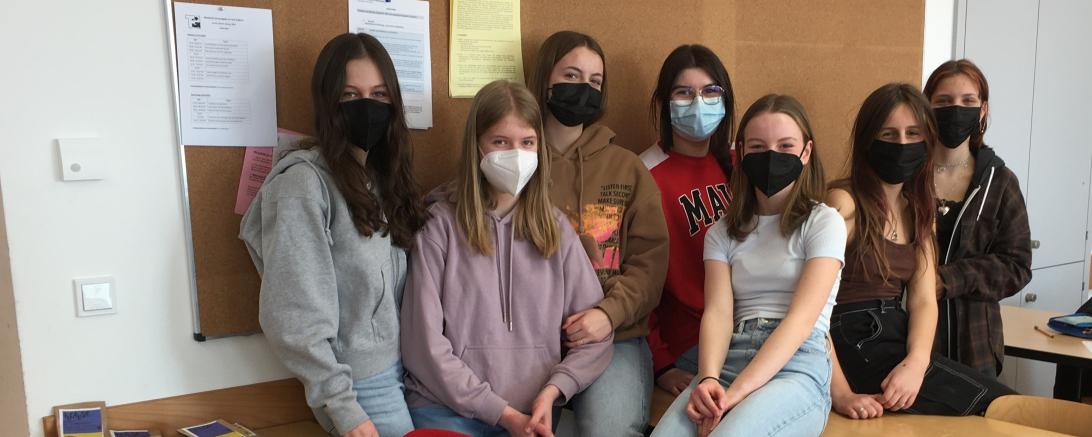 Das Bild zeigt Schüler beim Plätzchenverkauf