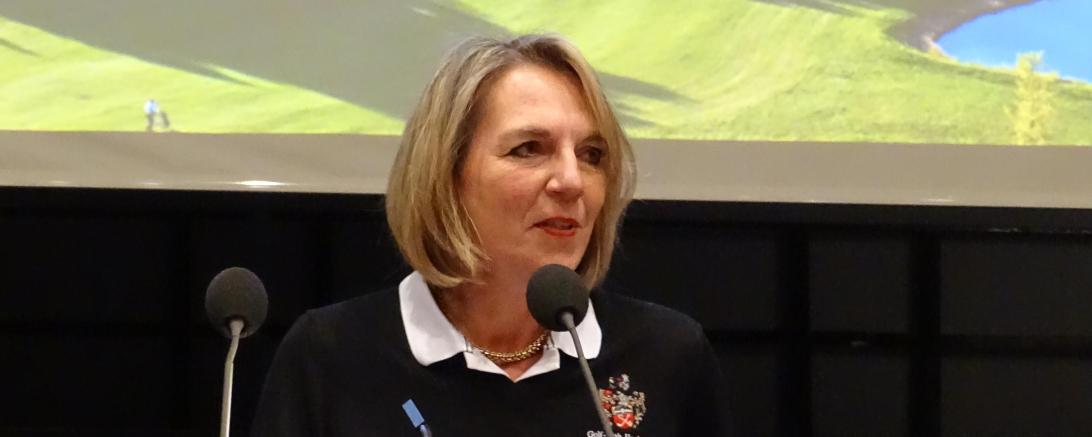 Das Bild zeigt die neu gewählte Präsidentin Marion Jooss bei der Mitgliederversammlung 2022.