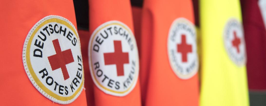 Das Bild zeigt Jacken des Roten Kreuzes