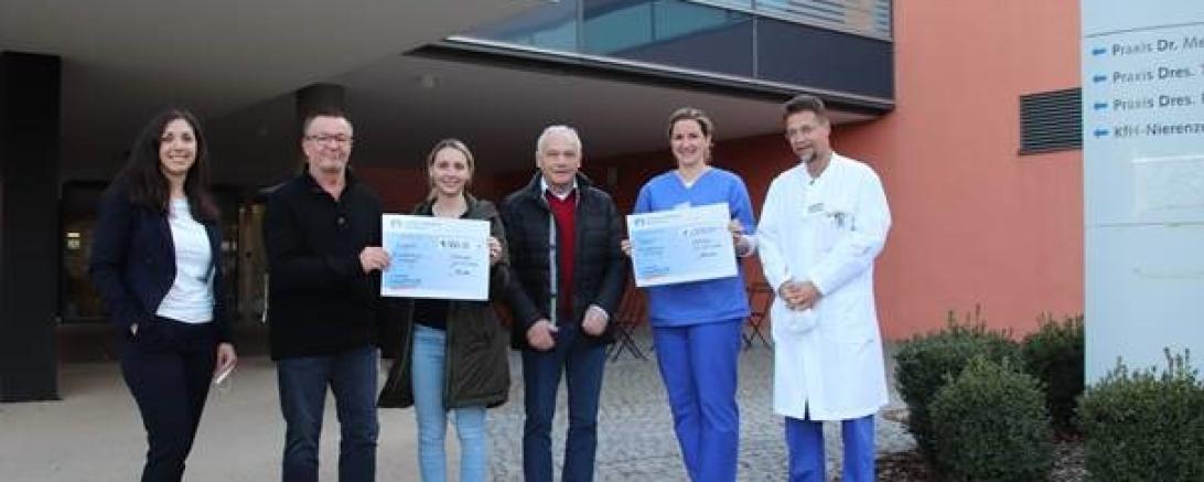 Das Bild zeigt (von links nach rechts) Kathrin Woratsch (Vorstand gKU), Dr. med. Kern, Carolin und Helmut König, Dr. med. Kullick (Oberärztin Intensivstation) und Professor Dr. med. Kuch 