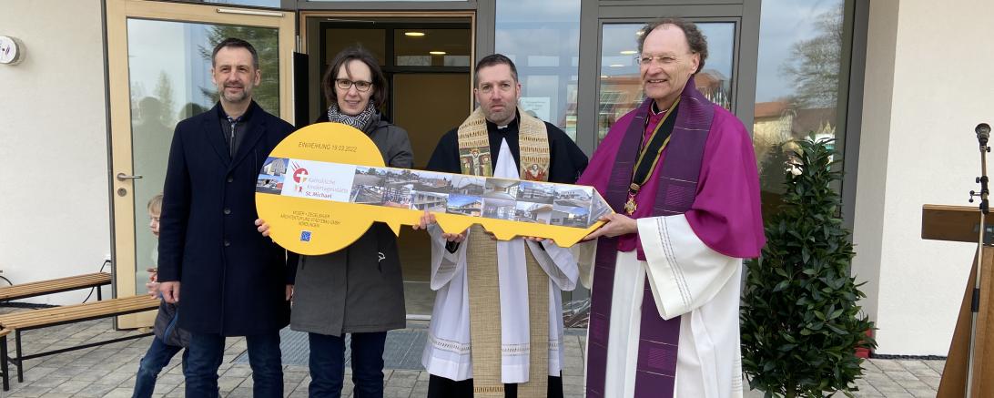 Bei der Schlüsselübergabe (von links): Kirchenpfleger Peter Bühlmeier, Achitektin Susanne Moser-Knoll, Pfarrer Benjamin Beck und Domdekan Dr. Wolfgang Hacker. 
