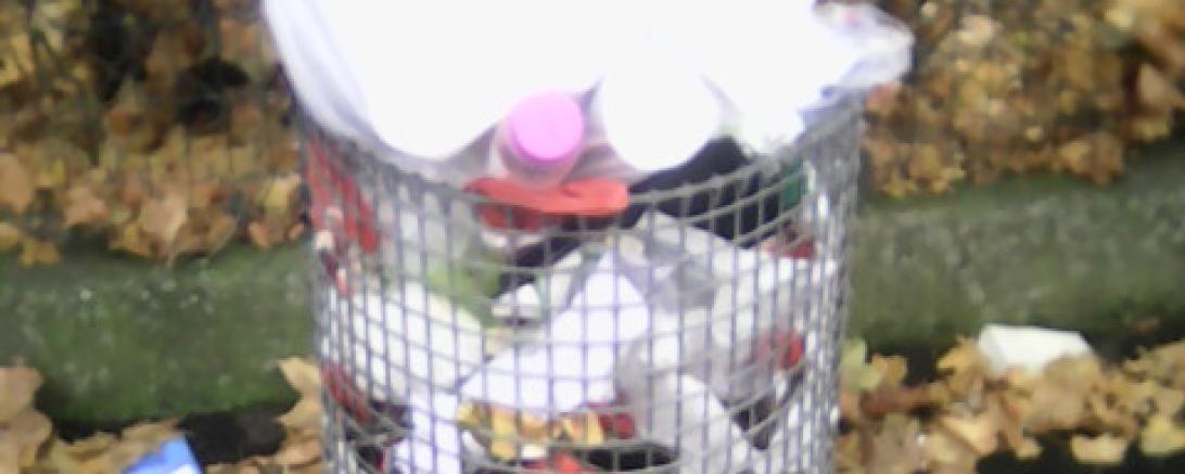 Das Bild zeigt einen überfüllten Mülleimer.