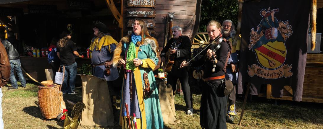 Musik, Markttreiben und eine große kulinarische Vielfalt. Für Besucher*innen des Mittelaltermarkts auf der Harburg wird es einiges zu entdecken geben. 