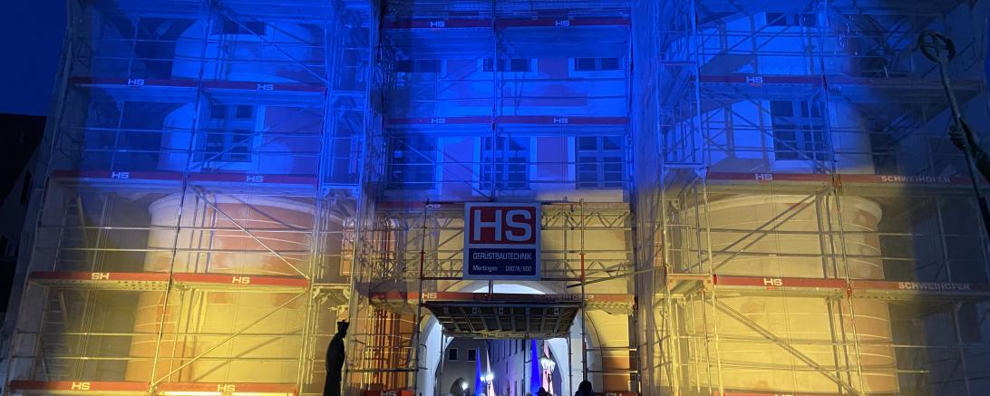 Rieder Tor in Donauwörth strahlt in gelb und blau. 