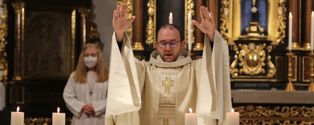 Das Bild zeigt den Präses und Stadtpfarrer Wolfgang Gebert beim Segen  