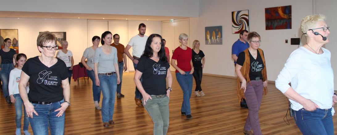 Das Bild zeigt Teilnehmer beim Linedance.