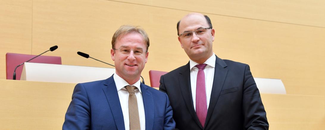 Das Foto zeigt MdL Wolfgang Fackler (links) mit Finanzminister Albert Füracker.