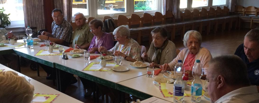 Das Bild zeigt Senioren beim Mittagessen.