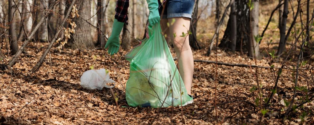 Das Bild zeigt eine Person beim Müllsammeln