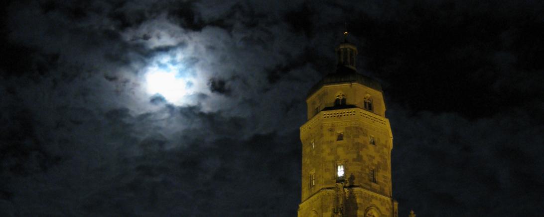 Das Bild zeigt den Turm Daniel bei Nacht.