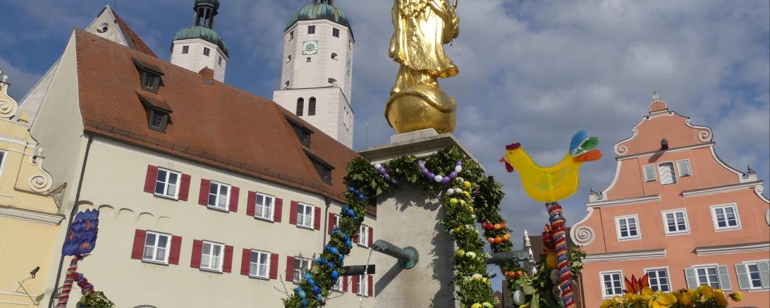 Das Bild zeigt den Osterbrunnen in Wemding: