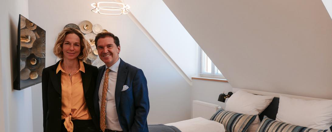 Gwendolyn Freifrau von Beck-Peccoz (links) und ihr Mann Umberto Freiherr von Beck-Peccoz (rechts) haben im März in der Hauptstraße in Rain das Hotel Lutz eröffnet. 