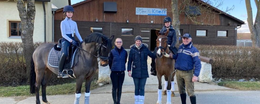 Von links: Leni Burger, Anlagenbesitzerin Pia Kollmar, Landestrainerin Dressur Pony Gesine Gebler, Lara Lattermann, Doppeleuropameisterin Children, und Landestrainer Vielseitigkeit Bernd Knorr.