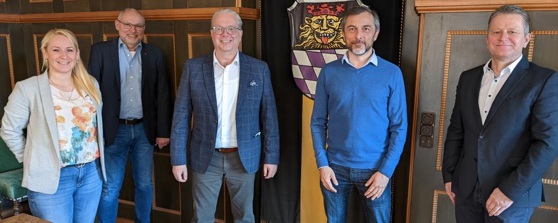 Das Bild zeigt den Bürgermeister Karl Rehm, den Leiter der Stadtentwicklung Harald Reinelt und die Vertreter der Firma Cima.