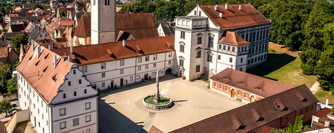 Das Oettinger Residenzschloss aus der Vogelperspektive. 