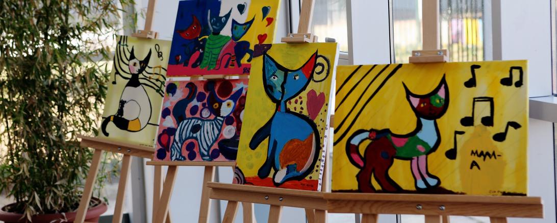 Das Bild zeigt eine Kunstaustellung.