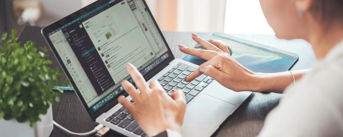 Dieses Bild zeigt einen Mann am Computer.