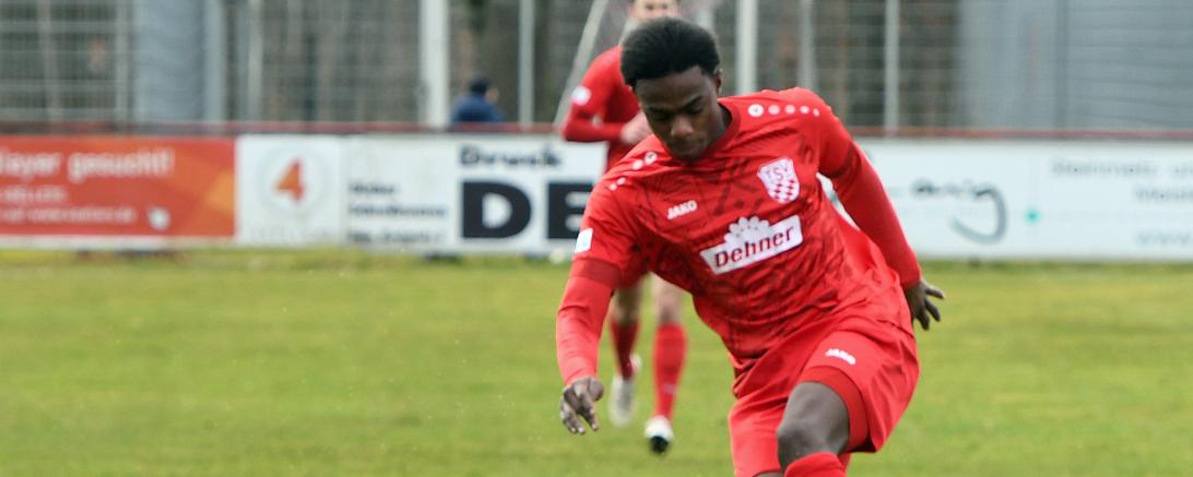 Ein Mann spielt Fußball.