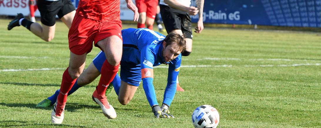 Das Bild zeigt Blerand Kurtishaj kurz vor seinem zweiten Treffer.