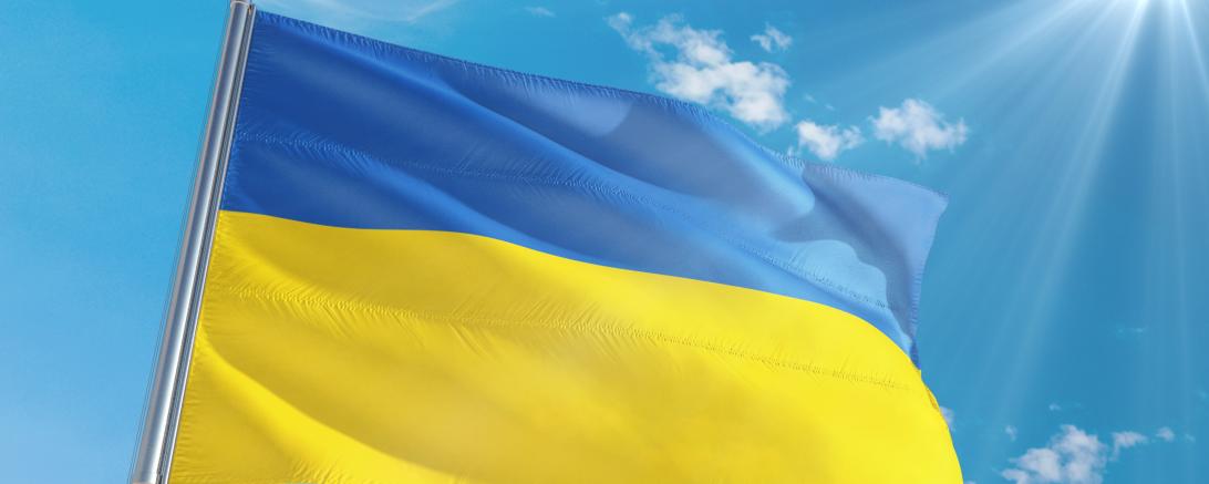Flagge der Ukraine weht im Wind