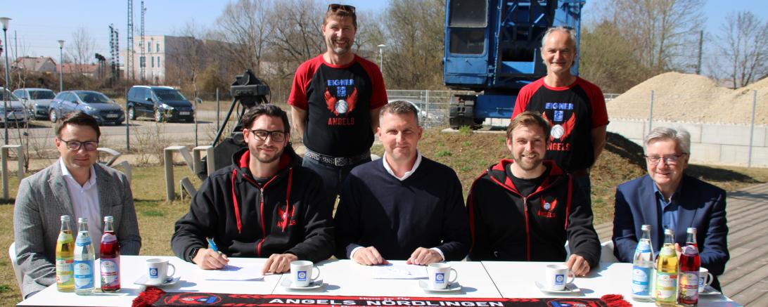 Ajtony Imreh, Angels-Verantwortliche und Eigner-Geschäftsführung sitzen bei Vertragsunterzeichnung an Tisch