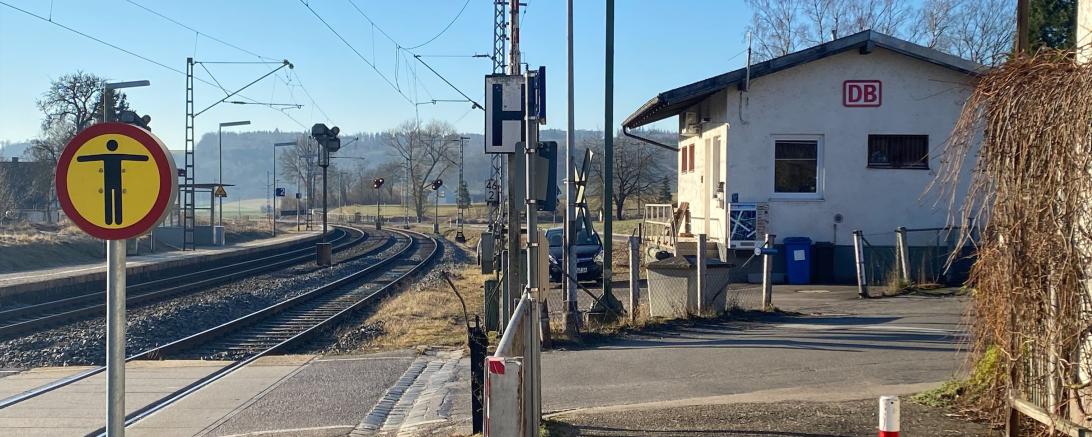 Das Bild zeigt den Bahnhof in Wörnitzstein.