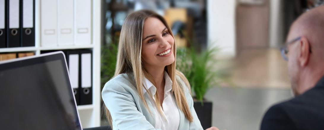 Bewerberin gibt Chef bei Bewerbungsgespräch die Hand