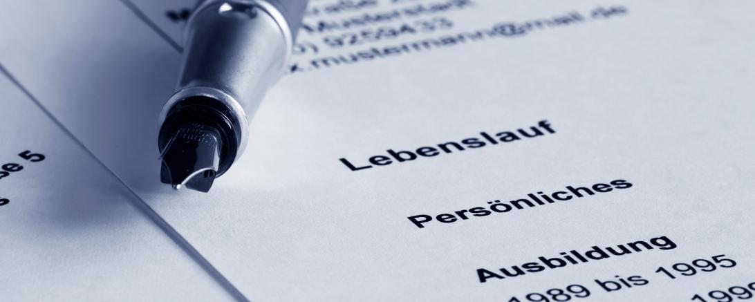 Stift liegt auf Bewerbungschreiben und Lebenslauf