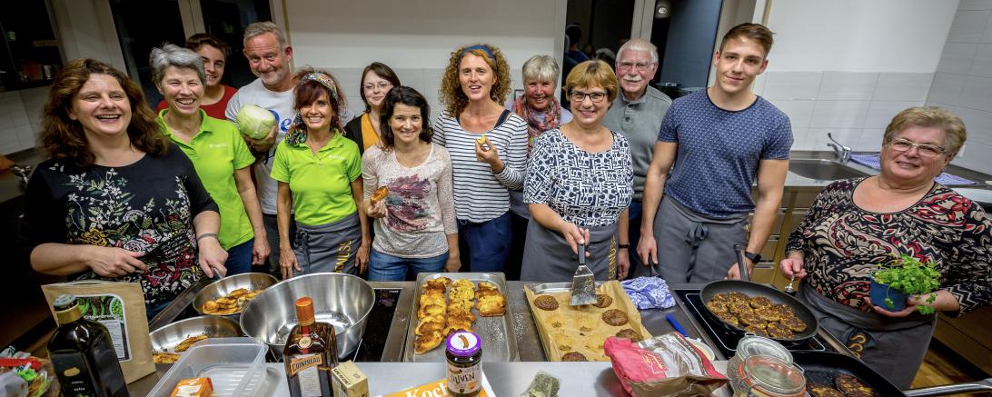 Zu sehen ist ein Gruppenfoto der Teilnehmer bei der Erlebnisküche. 