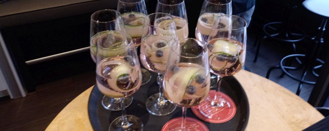 Zu sehen sind acht gefüllte Weingläser auf einem Tablett. 