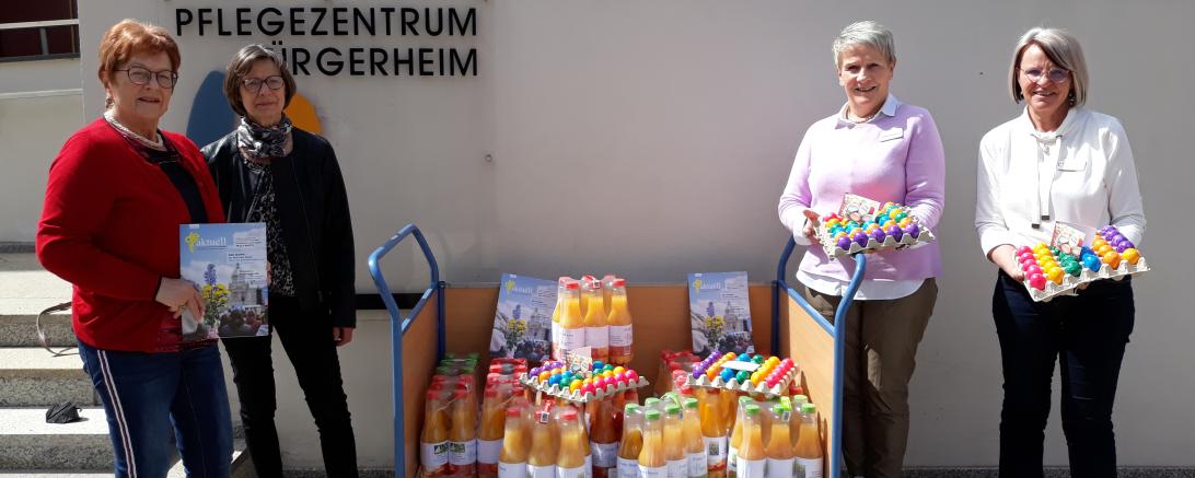 Das Bild zeigt (von links nach rechts) Elisabeth Strauß, Christina Hartl (beide evangelischer Frauenbund), Elisabeth Oestringer (Heimleitung), Waltraud Dollmann (stellv. Heimleitung).