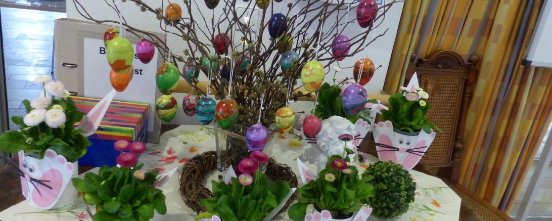 Schüler*innen haben den Bewohner*innen des Nördlinger Bürgerheims Blumen, Ostereier und Osterlämmer geschenkt. 