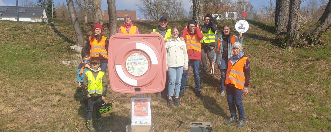 Zu sehen ist die Plogging Gruppe, welche die gemeinsame Müllsammelaktion ausführte. 