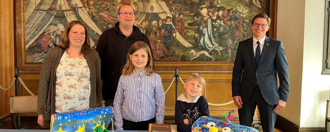 Dank ihrer wunderschön gestalteten Schatztruhen können Jakob und Elisa nun ein ganzes Jahr kostenlos ins Freibad. 