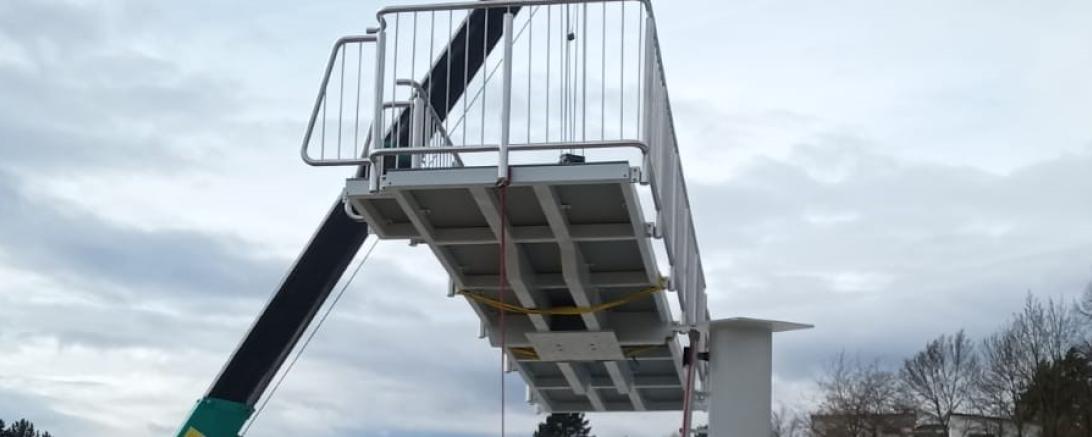 Zu sehen sind die Bauarbeiten am neuen Sprungturm im Nördlinger Freibad. 