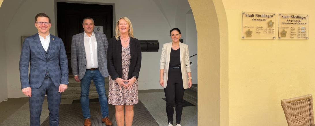 Das Bild zeigt v. l.: Oberbürgermeister David Wittner, Sachgebietsleiter Ordnungswesen/Einwohnerwesen Jürgen Landgraf, Helga Hellriegel, Sachgebietsleiterin Personalwesen Michaela Kleebauer. 