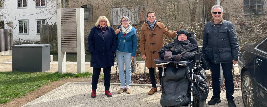 Zu sehen sind David Wittner, Marianne Bauer, Gudrun Eder und zwei weitere Personen auf dem Behindertenparkplatz.
