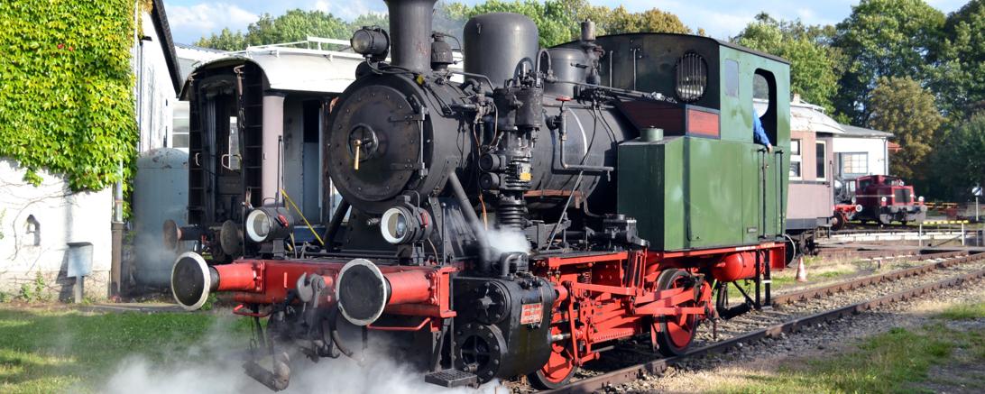 Zu sehen ist eine alte Lokomotive. 