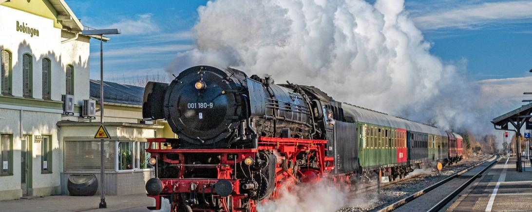 Der Verein Bayerisches Eisenbahnmuseum e.V. wurde 1969 in München gegründet und besitzt die größte private Sammlung historischer Eisenbahnfahrzeuge in Süddeutschland. Über 250 Fahrzeuge geben einen repräsentativen Querschnitt durch die Geschichte und die Entwicklung der Eisenbahn. 