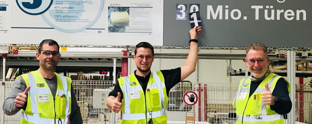 Zu sehen sind Christoph Mayer, Sven Weigl und Wolfgang Oswald beim Überkleben der Zähltafel.