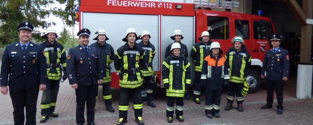 Das Bild zeigt von links KBM Alexander Bock, Johannes Hofmeier (Gold), Schiedsrichter Manuel Bader, Christoph Hofmeier (Ersatzmann), Luca Knopf (Silber), Christian Leinfelder (Gold-Blau), Michaela Uhlmann (Silber), Jonas Pollaschek (Gold), Sarah Stahl (Silber), Woge Ehm (Gold), 2. Kommandant Josef Stahl jun., KBM und 1. Kommandant Martin Auernhammer.