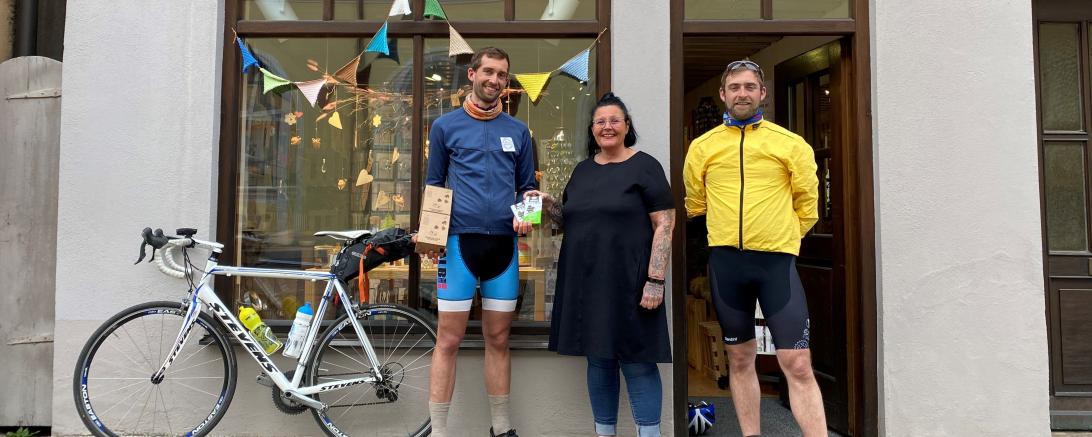 Zu sehen sind Martin Struck, Corinna Florian-Dischinger und Peter Struck vor dem Pop-Up-Store.