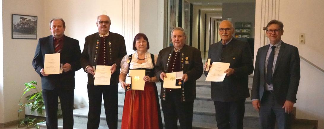 Zu sehen ist ein Gruppenfoto bei der Übergabe der Auszeichnungen. 