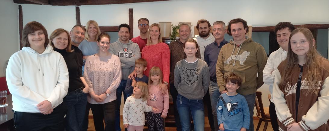 Zu sehen ist das Dramatische Ensemble beim Treffen zur Stückvorstellung. 