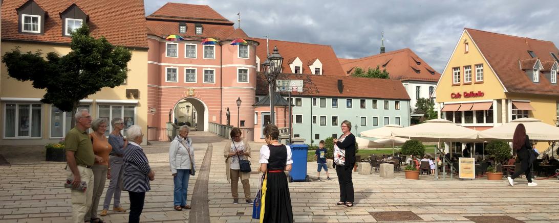 Zu sehen ist eine Gruppe von Personen, welche an einer Stadtführung in Donauwörth teilgenommen haben. 