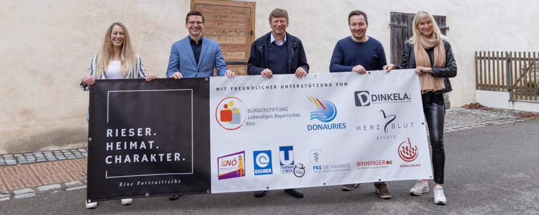 Das Bild zeigt Barbara Wunder, Schirmherr und Oberbürgermeister David Wittner, Geschäftsführer der Bürgerstiftung Lebendiges Bayerisches Ries Michael Langenbucher und die Organisatoren vom Herzblut Studio Marco Kleebauer und Anna Schabert.