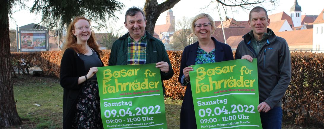 Zu sehen sind Jule Eibl, Albert Riedelsheimer u. Bärbel und Rainer Stahl, welche zwei Plakate für den Fahrradbasar halten. 