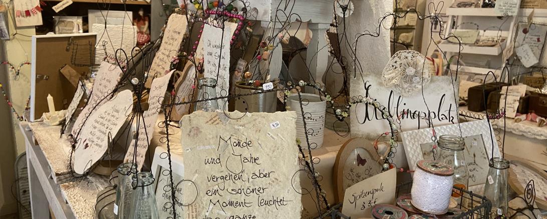 Zu sehen sind die Auslagen in dem Geschäft "Artefactum"